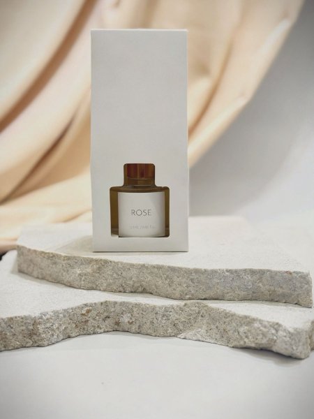 فواحة زجاج مع عطر 50ml & تغليف هرمي باللون الابيض