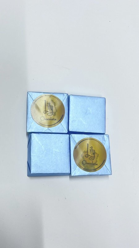 شوكلاتة (ازرق) محشية مربع Lily