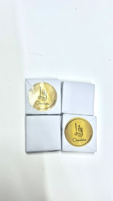 شوكلاتة (ابيض) محشية مربع Lily