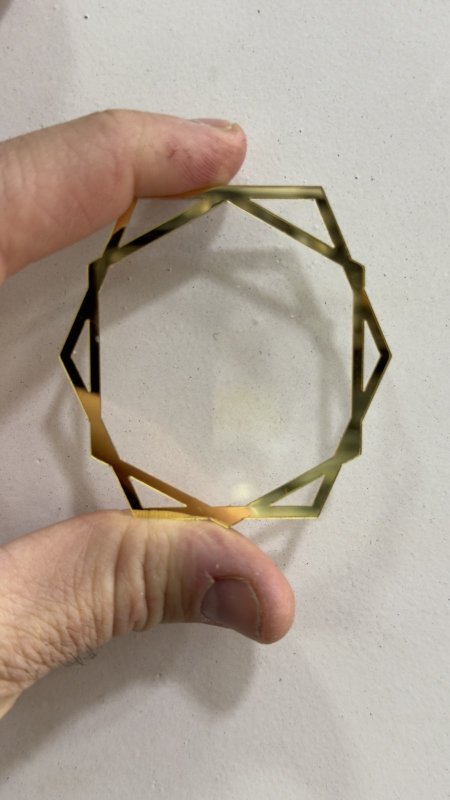 قطع اكريلك شفاف مع حافة ذهبي للزينة (6 سم )